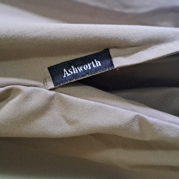 Golf MENS water & wind resistant top Kaki color V neck Perfect for fall weather - Picture 5 of 9